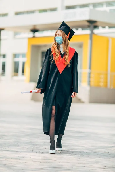Una Studentessa Laureata Una Maschera Protettiva Medica Abito Laurea Nero — Foto Stock