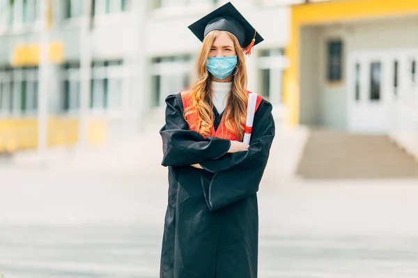 Eine Doktorandin Medizinischer Schutzmaske Einem Schwarzen Abschlusskleid Mit Einem Diplom — Stockfoto