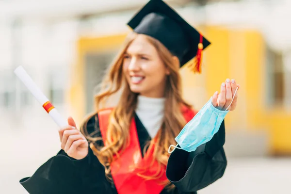 Μια Φοιτήτρια Μαύρο Φόρεμα Αποφοίτησης Και Δίπλωμα Στα Χέρια Κρατώντας — Φωτογραφία Αρχείου