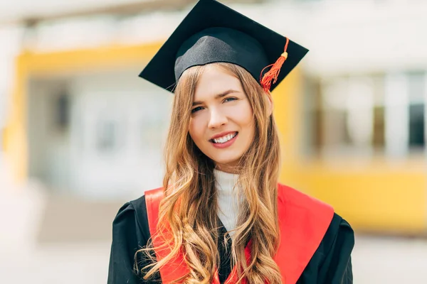 Χαρούμενη Όμορφη Μεταπτυχιακή Φοιτήτρια Χαμόγελο Διπλώματος Έννοια Της Τελετής Αποφοίτησης — Φωτογραφία Αρχείου