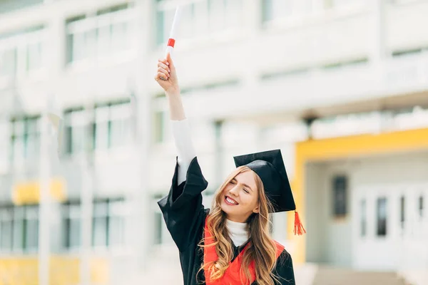 Glücklich Aufgeregt Schöne Doktorandin Mit Universitätsabschluss Zeigt Eine Siegesgeste Und — Stockfoto
