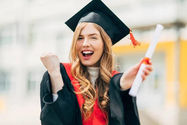 Felice Eccitato Bellissimo Studente Laureato Con Una Laurea Mostra Gesto — Foto Stock