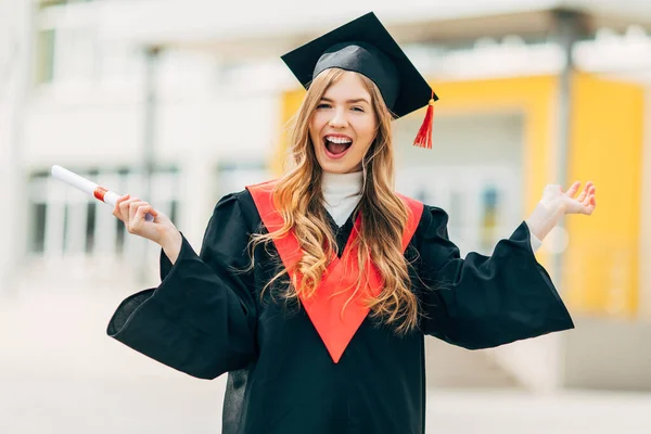 Szczęśliwy Podekscytowany Piękny Student Dyplomem Uniwersyteckim Pokazuje Gest Zwycięstwa Jest — Zdjęcie stockowe