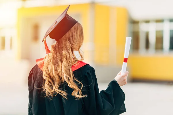 Abschlusstag Rückansicht Eine Junge Studentin Abschlussmütze Und Diplom Kleid Das — Stockfoto