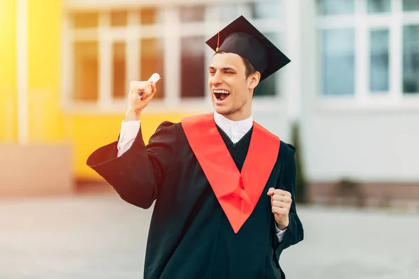 Estudante Pós Graduação Sexo Masculino Vestido Graduação Preto Segurando Diploma — Fotografia de Stock