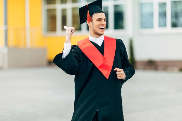 Estudante Pós Graduação Sexo Masculino Vestido Graduação Preto Segurando Diploma — Fotografia de Stock