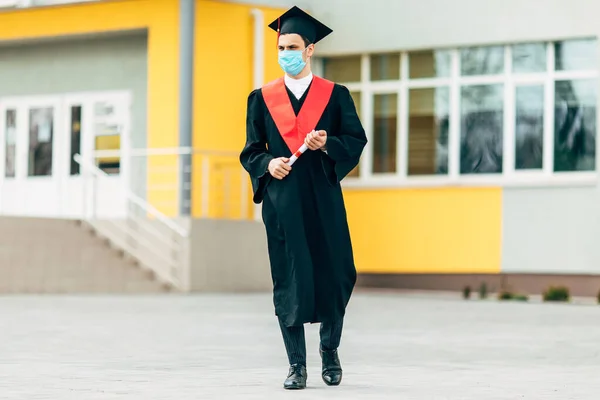 Ένας Απόφοιτος Άντρας Φοράει Προστατευτική Μάσκα Ενάντια Στον Κορωναϊό Μαύρο — Φωτογραφία Αρχείου