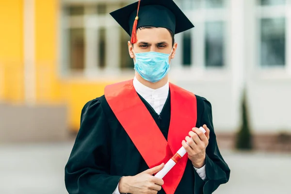 Estudante Pós Graduação Masculino Usa Uma Máscara Protetora Contra Coronavírus — Fotografia de Stock