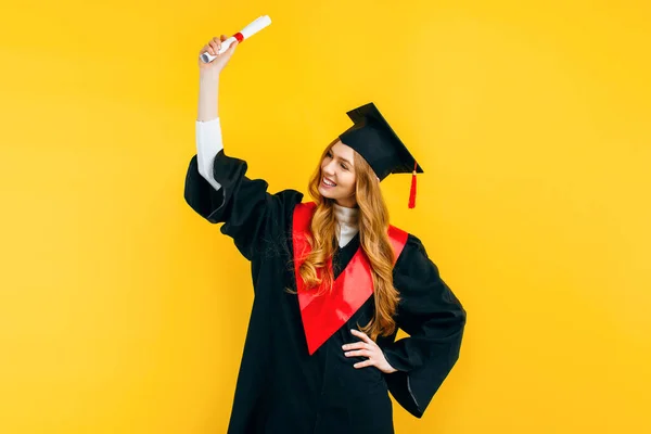 Graduação Atraente Feliz Vestido Mestre Com Diploma Fundo Amarelo Conceito — Fotografia de Stock