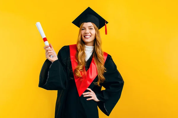 Yüksek Lisans Elbisesi Içinde Sarı Arka Planda Diploması Olan Mutlu — Stok fotoğraf