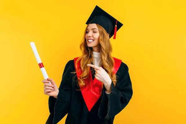 Graduação Atraente Feliz Vestido Mestre Com Diploma Fundo Amarelo Conceito — Fotografia de Stock