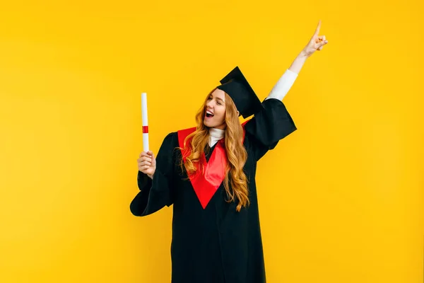 Šťastný Absolvent Dívka Diplomem Ukazuje Gesto Vítězství Úspěch Žlutém Pozadí — Stock fotografie