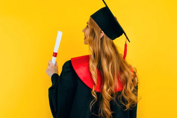 Widok Tyłu Kobiety Absolwentki Dyplomem Rękach Odizolowanym Żółtym Tle Koncepcja — Zdjęcie stockowe