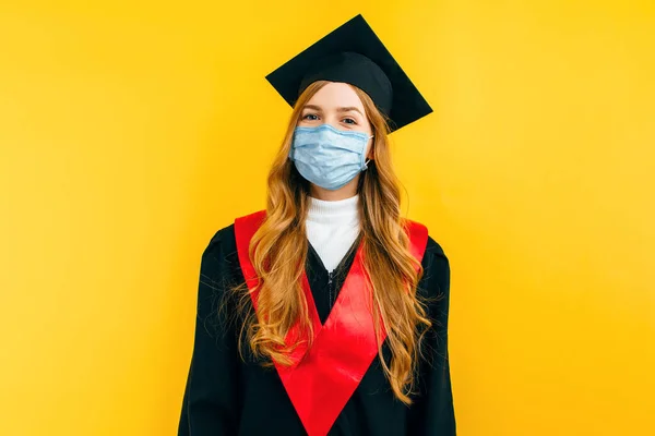 Uma Feliz Bela Mulher Graduada Usando Uma Máscara Protetora Médica — Fotografia de Stock