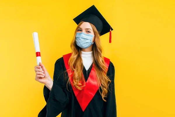 Uma Feliz Bela Graduada Usando Uma Máscara Protetora Médica Com — Fotografia de Stock