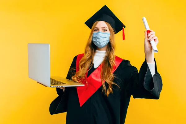 Glückliche Schöne Absolventin Mit Medizinischer Schutzmaske Gesicht Laptop Und Diplom — Stockfoto