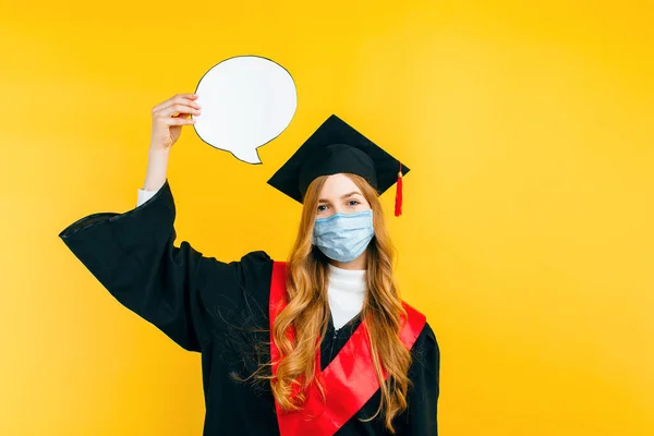 Eine Glückliche Schöne Absolventin Mit Einer Medizinischen Schutzmaske Gesicht Und — Stockfoto