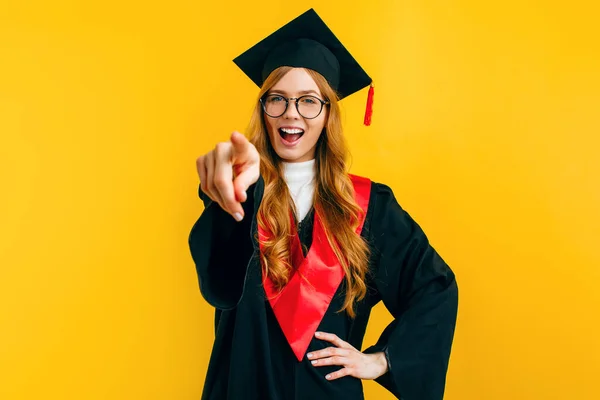 Szczęśliwa Atrakcyjna Absolwentka Czapce Dyplomowej Wskazująca Kamerą Palcem Wskazującym Uśmiechająca — Zdjęcie stockowe