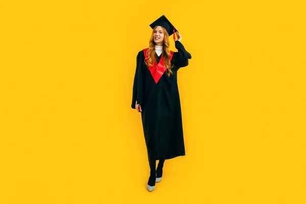 Volle Länge Glücklich Schöne Doktorandin Mädchen Auf Gelbem Hintergrund Das — Stockfoto
