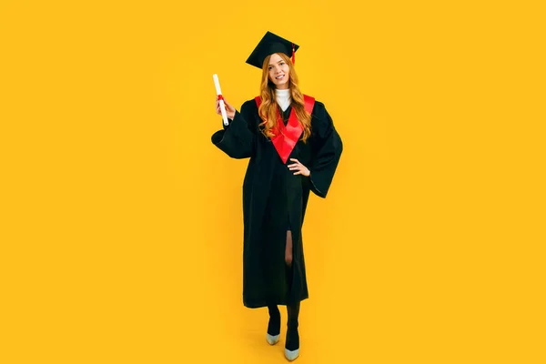 Longitud Completa Feliz Hermosa Chica Graduada Feliz Divertirse Con Diploma — Foto de Stock