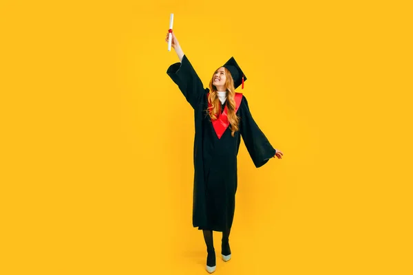 Longitud Completa Feliz Hermosa Chica Graduada Feliz Divertirse Con Diploma — Foto de Stock