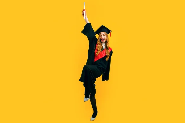 完全な長さ 幸せな美しい女の子卒業生幸せと黄色の背景に卒業証書と楽しみを持っています 外交官の儀式的なプレゼンテーションの概念 — ストック写真