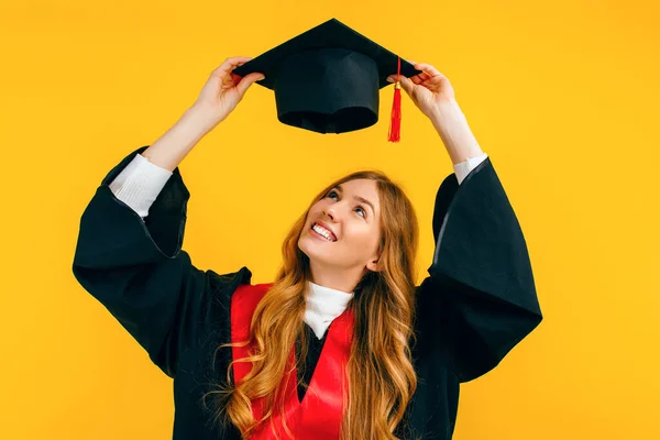 Glückliche Attraktive Absolventin Setzt Sich Eine Abschlussmütze Auf Den Kopf — Stockfoto