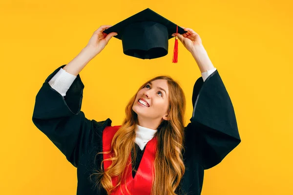 Glad Attraktiv Examen Sätter Examen Mössa Huvudet Isolerad Gul Bakgrund — Stockfoto