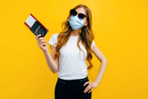 Uma Passageira Com Uma Máscara Protetora Médica Rosto Com Passaporte — Fotografia de Stock