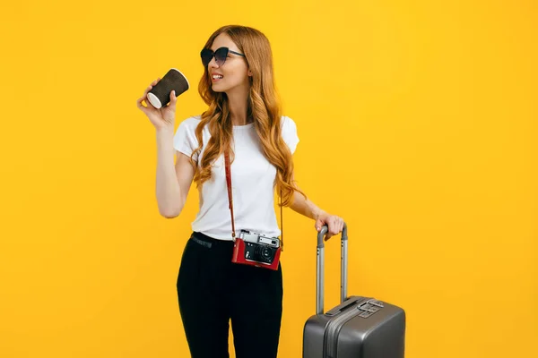 Heureuse Touriste Excitée Avec Une Caméra Rétro Une Valise Buvant — Photo