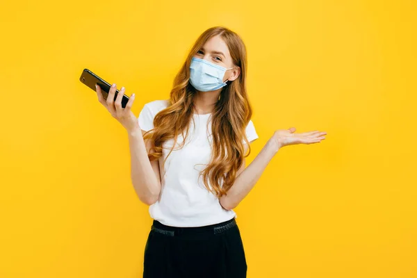 Uma Jovem Mulher Usando Uma Máscara Médica Protetora Usa Telefone — Fotografia de Stock