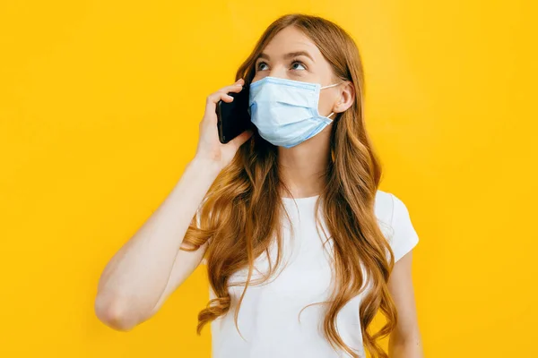 Una Giovane Donna Indossando Una Maschera Protettiva Medica Sta Parlando — Foto Stock