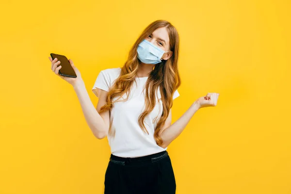 Μια Νεαρή Γυναίκα Φορώντας Μια Προστατευτική Ιατρική Μάσκα Χρησιμοποιεί Ένα — Φωτογραφία Αρχείου