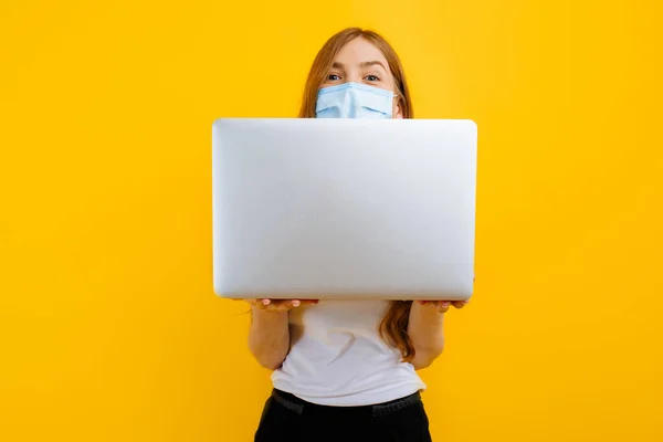 Uma Jovem Mulher Uma Máscara Médica Protetora Usando Laptop Fundo — Fotografia de Stock