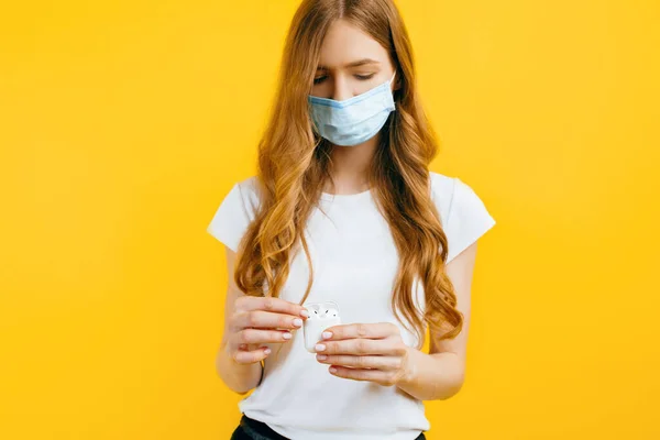 Uma Jovem Mulher Uma Máscara Médica Protetora Segurando Caso Com — Fotografia de Stock