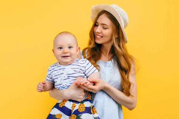 Felices Vacaciones Familiares Verano Joven Madre Feliz Sostiene Niño Pequeño — Foto de Stock