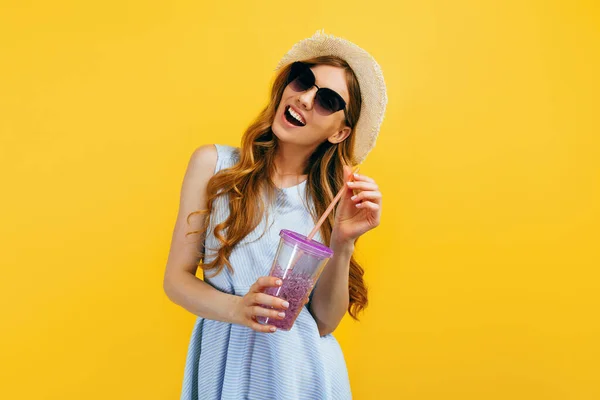 Chica Hermosa Feliz Sombrero Gafas Sol Con Refrescante Cóctel Verano — Foto de Stock