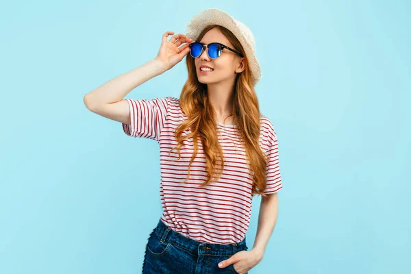 Atractiva Joven Feliz Gafas Sol Sombrero Verano Sobre Fondo Azul — Foto de Stock