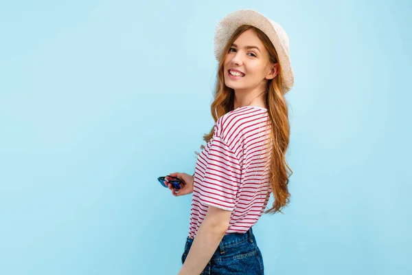 Retrato Una Chica Alegre Feliz Sombrero Verano Sobre Fondo Azul — Foto de Stock