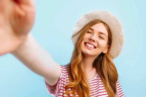Glückliche Schöne Junge Mädchen Mit Sommermütze Macht Ein Selfie Auf — Stockfoto