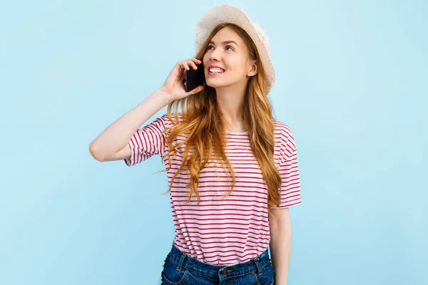 Feliz Chica Hermosa Sombrero Verano Hablando Teléfono Celular Mientras Está — Foto de Stock