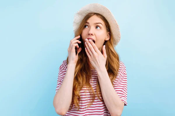 Sorprendido Chica Sorprendida Sombrero Verano Hablando Teléfono Celular Que Cubre — Foto de Stock