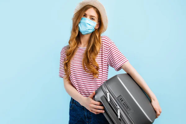 Egy Fiatal Nyári Kalapban Orvosi Védőmaszkban Egy Bőröndöt Tart Kezében — Stock Fotó