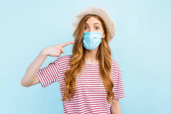 Una Ragazza Con Cappello Estivo Indossa Una Maschera Protettiva Medica — Foto Stock