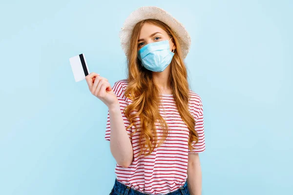 Una Ragazza Con Cappello Estivo Indossa Una Maschera Protettiva Medica — Foto Stock