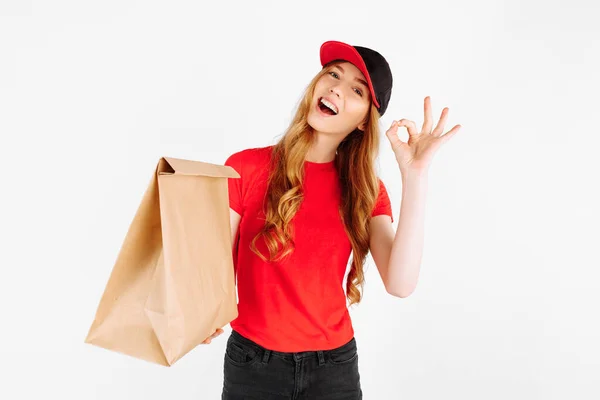 Chica Mensajera Uniforme Sosteniendo Una Bolsa Papel Con Comida Muestra —  Fotos de Stock