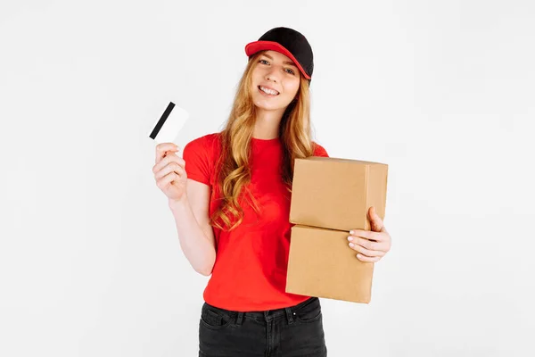 Kurýrní Dívka Uniformě Drží Lepenkové Krabice Kreditní Kartu Bílém Pozadí — Stock fotografie