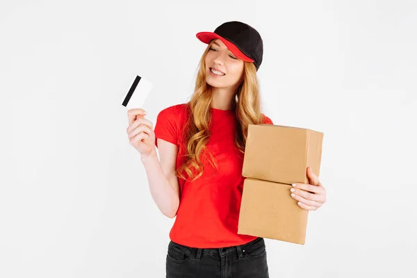 Kurýrní Dívka Uniformě Drží Lepenkové Krabice Kreditní Kartu Bílém Pozadí — Stock fotografie