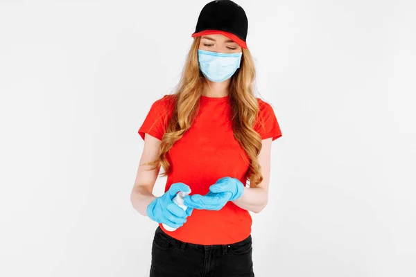 Kurier Uniform Und Medizinische Gummihandschuhe Und Maske Desinfiziert Hände Mit — Stockfoto