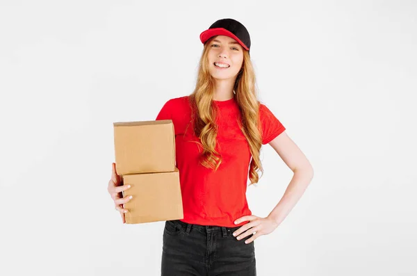 Gelukkig Koerier Meisje Uniform Met Kartonnen Dozen Een Witte Achtergrond — Stockfoto